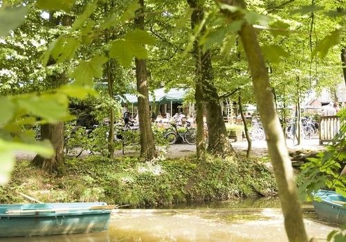 Radfahren in der malerischen Landschaft in Witte Venn nahe eines Sees.