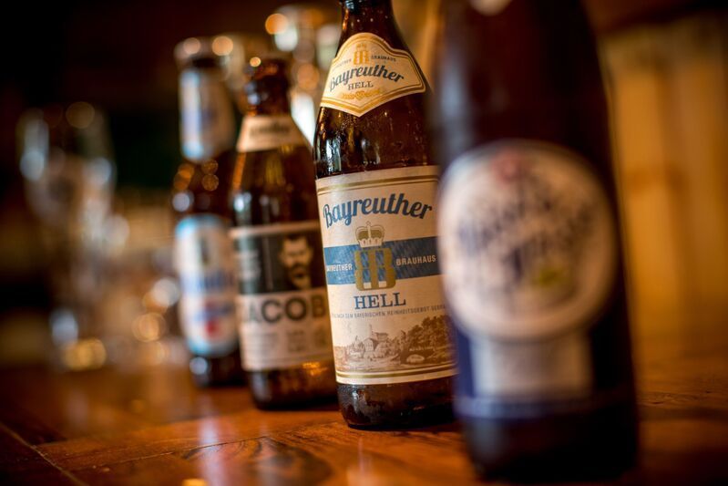 Auswahl verschiedener Biersorten in Flaschen.