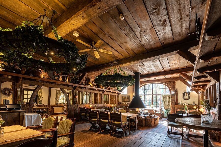 Gezellig, rustiek restaurantinterieur met houten balken en vintage inrichting.